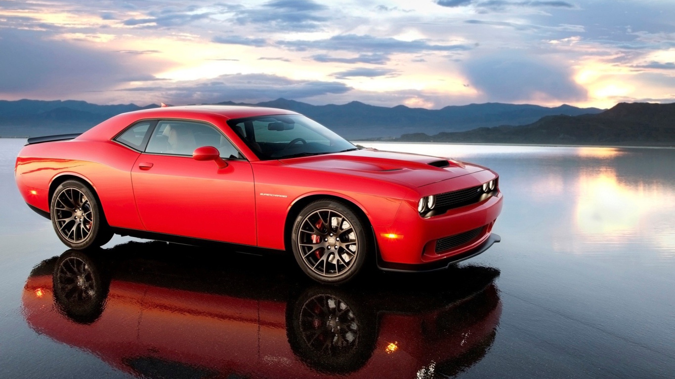 Красный Dodge Challenger SRT на поверхности воды