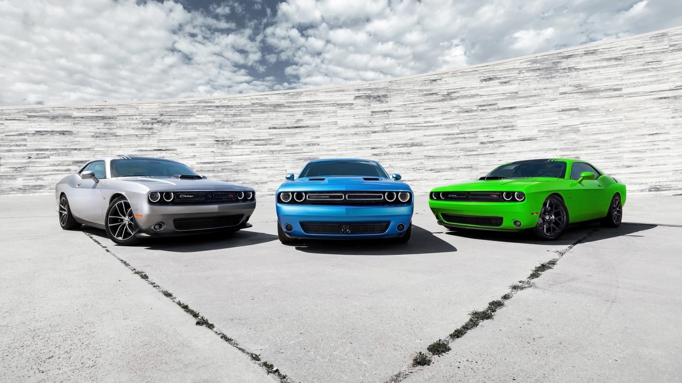 Три Dodge Challenger разных цветов