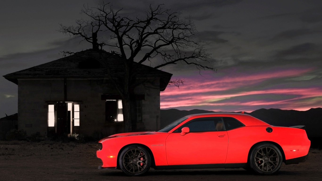Автомобиль Dodge Challenger SRT на фоне дома