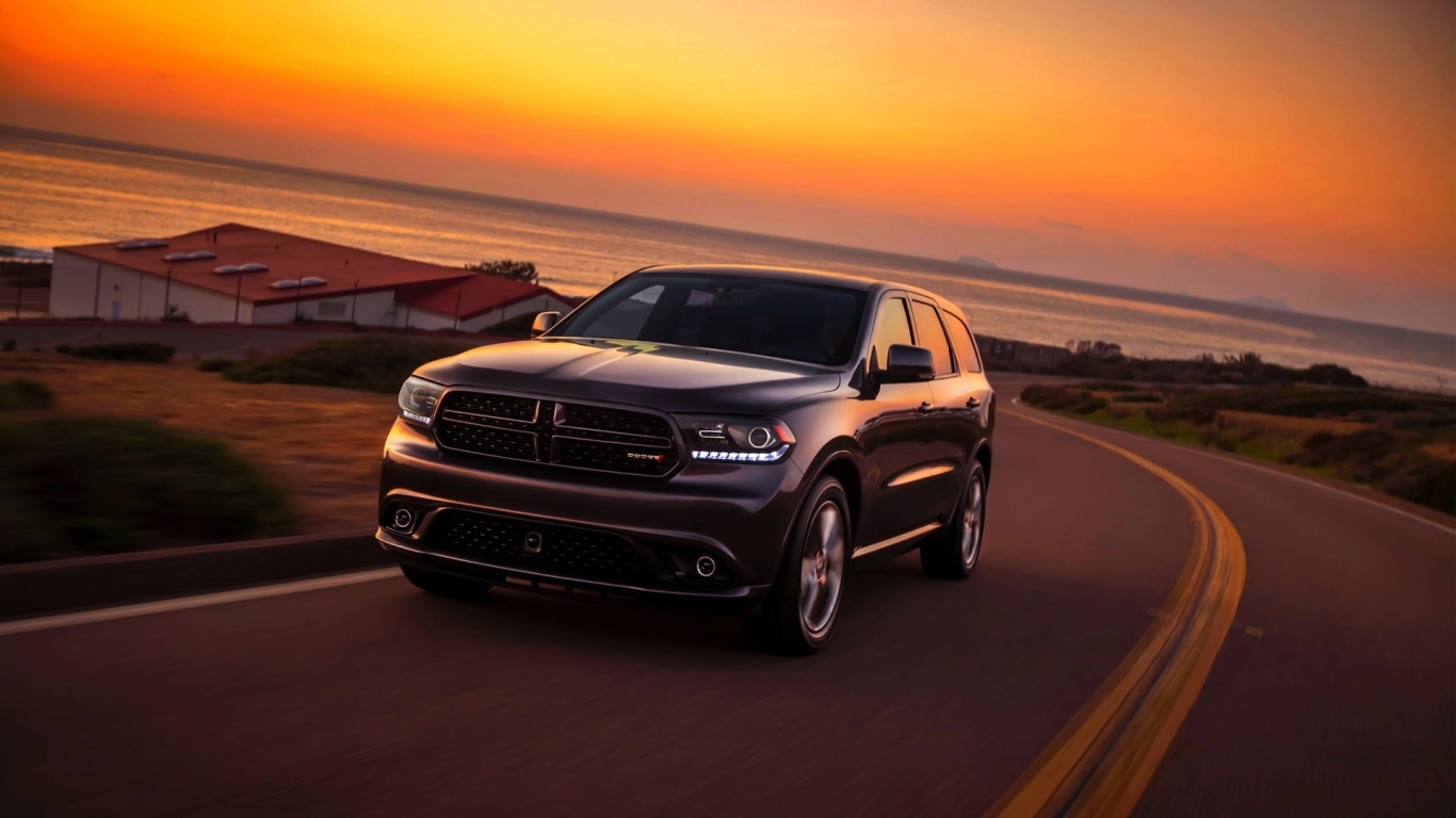 Великолепный Додж на шоссе у берега моря