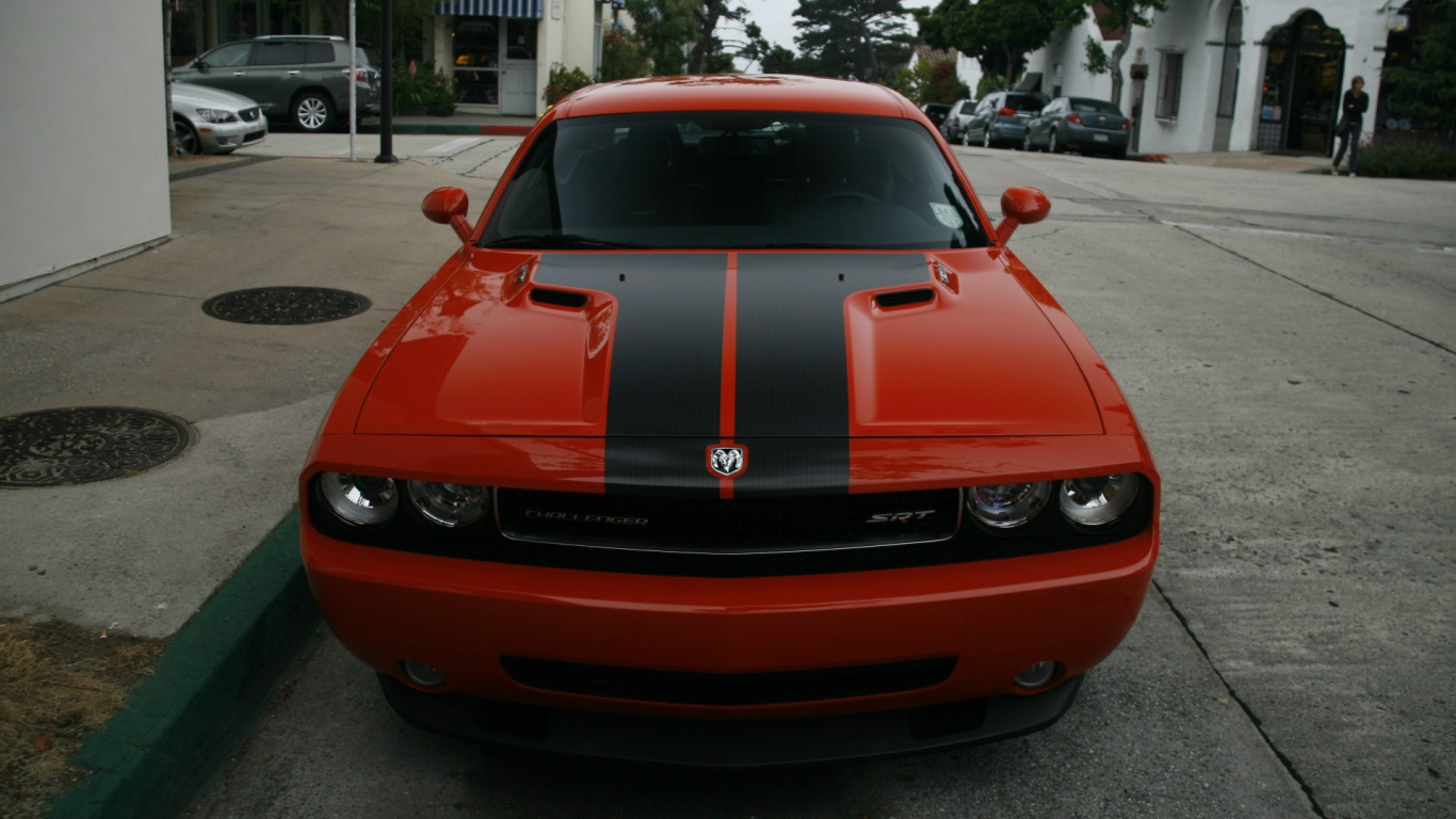 Красный Dodge Challenger SRT8