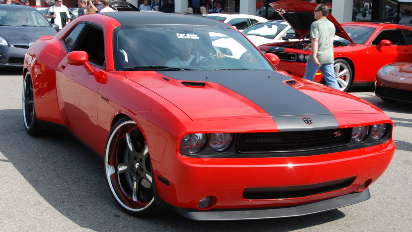 Красный автомобиль Dodge Challenger