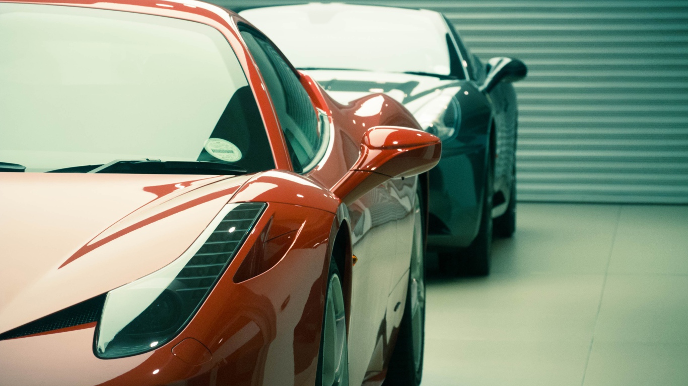 Красный Ferrari 458 в гараже