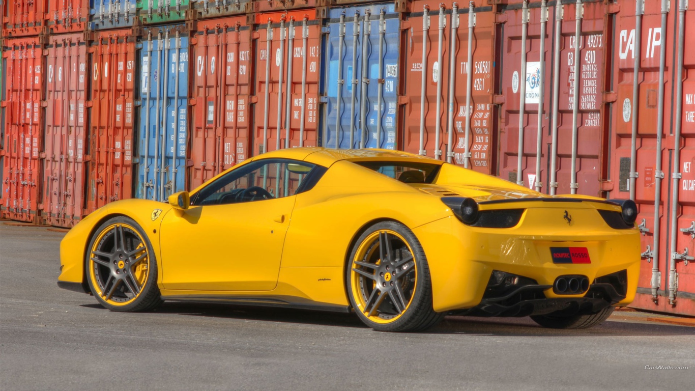 Желтый Ferrari 458 на фоне контейнеров