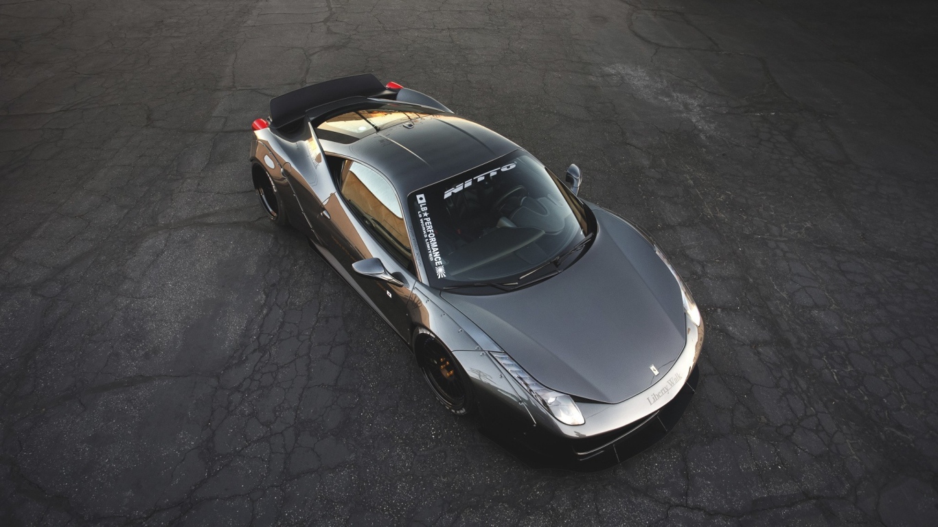 Гоночный Феррари на черном асфальте