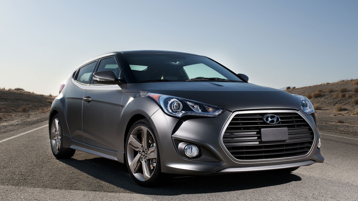 Автомобиль Hyundai Veloster на шоссе