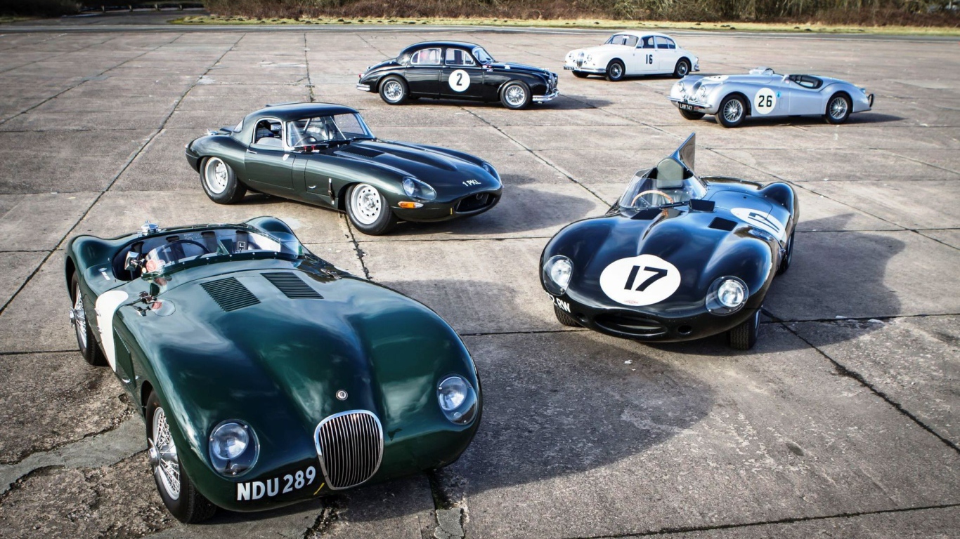 Парад гоночных ретро автомобилей Jaguar E-Type