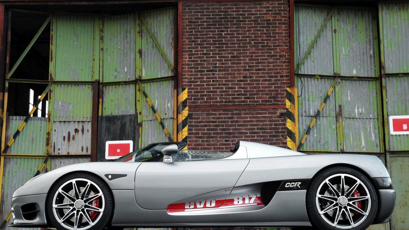 Серый автомобиль Koenigsegg CCR