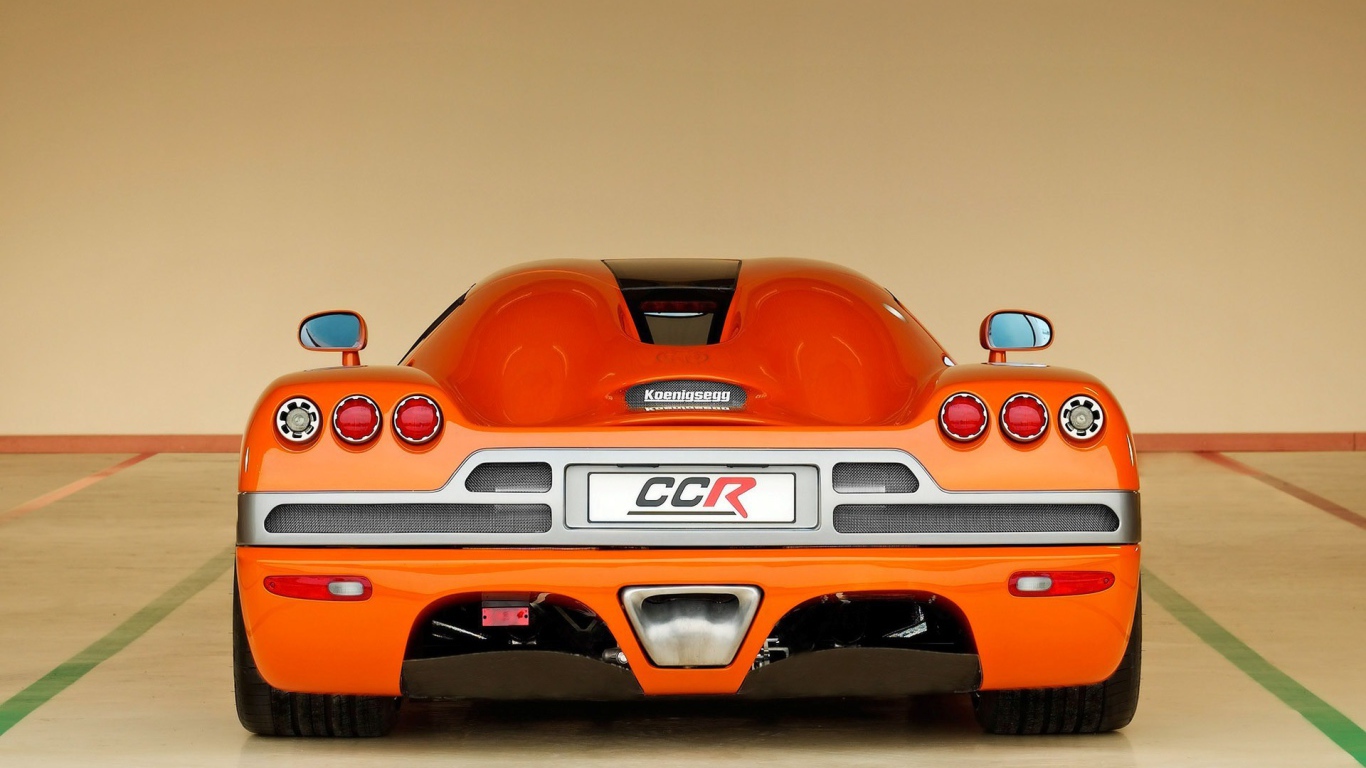 Вид сзади на оранжевый Koenigsegg CCR