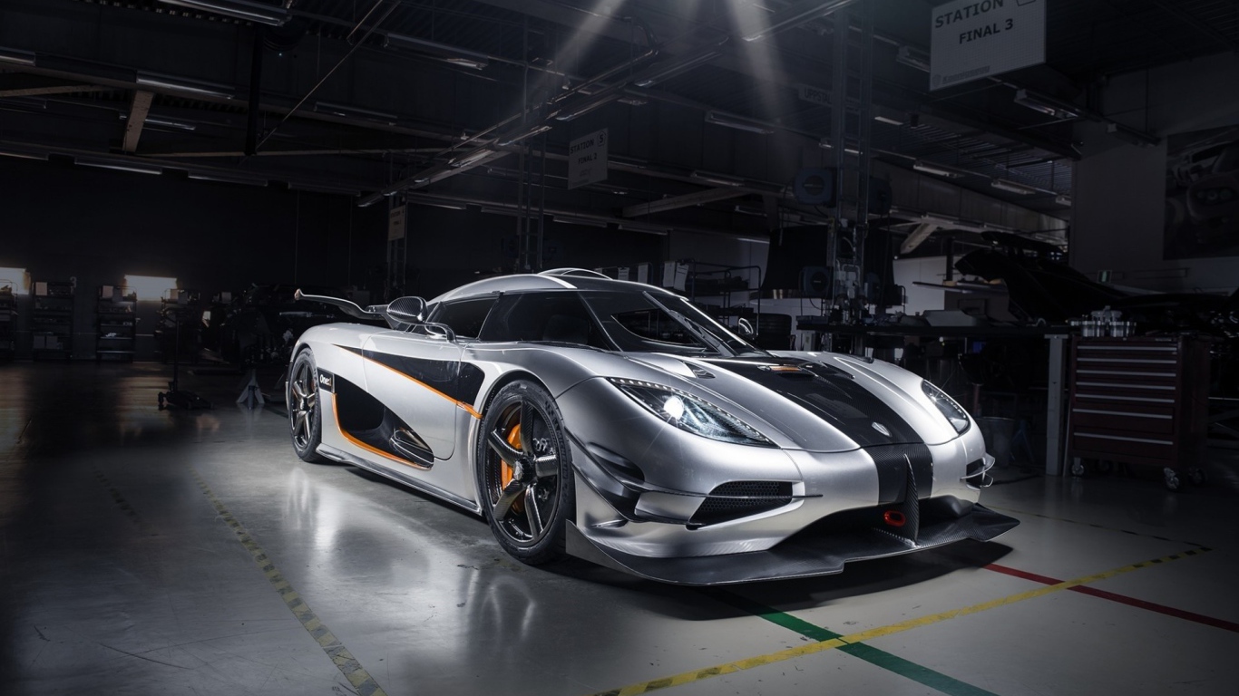 Серебристый Koenigsegg Agera в гараже