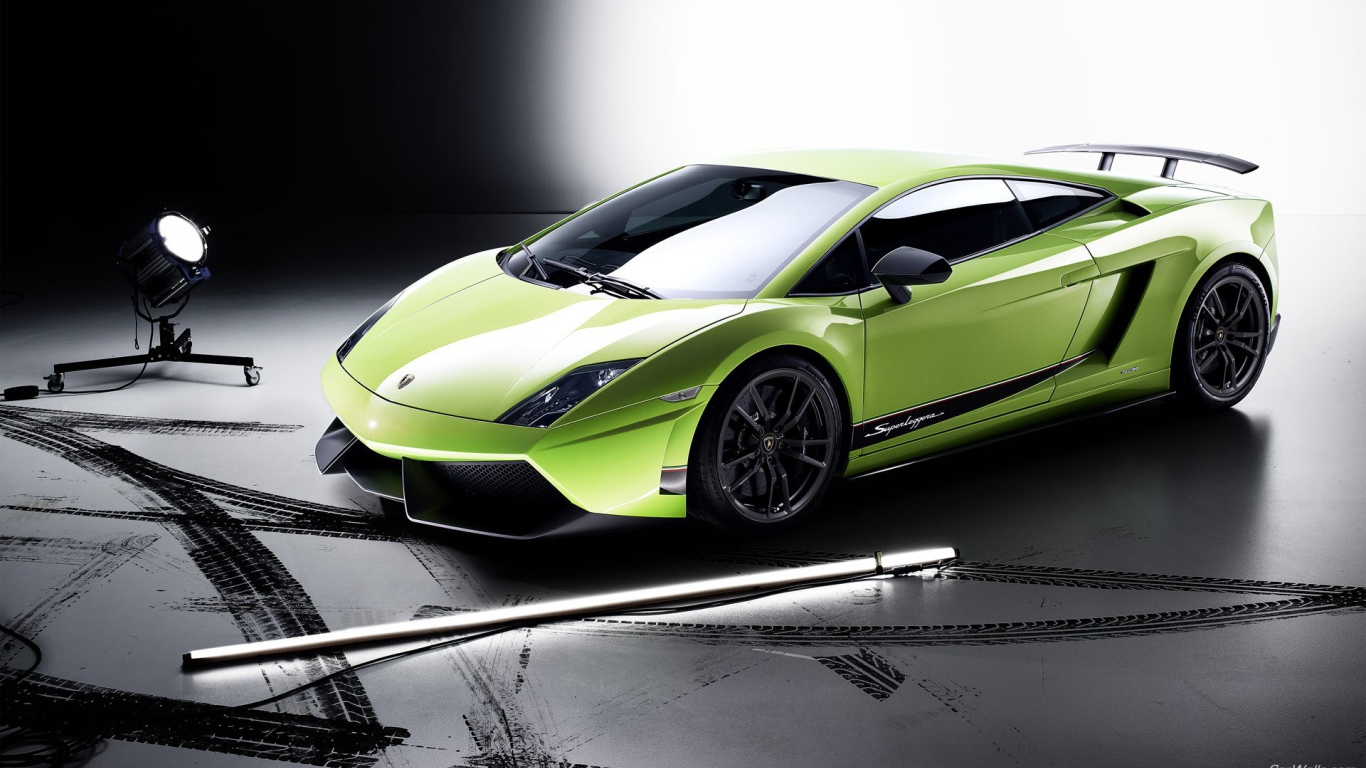 Зеленый Lamborghini Gallardo Superleggera  в павильоне