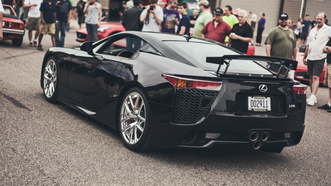 Черный автомобиль Lexus LFA
