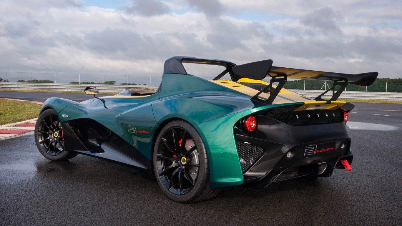 Спортивный Lotus 3-Eleven на автодроме