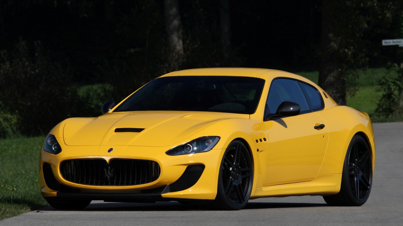 Вид спереди на желтый Maserati