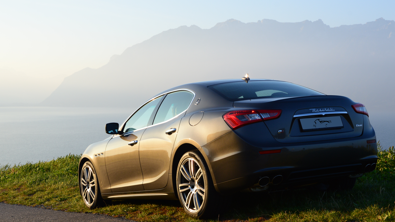 Коричневый Maserati на фоне гор