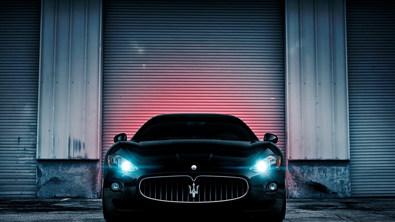 Неоновые фары черного Maserati