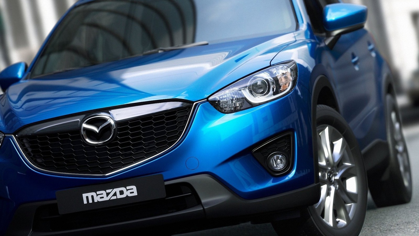 Голубой автомобиль Mazda CX-5