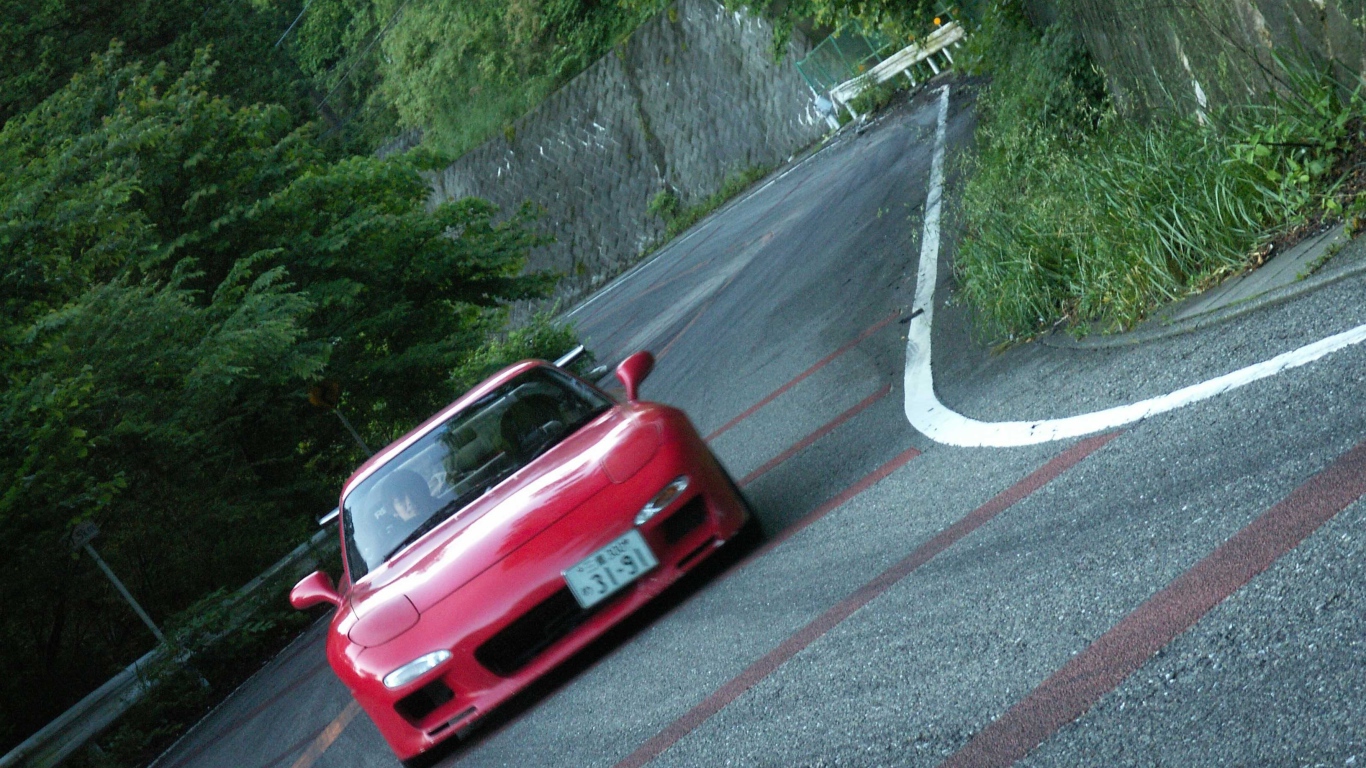 Красная Mazda RX-7 на гоночном треке