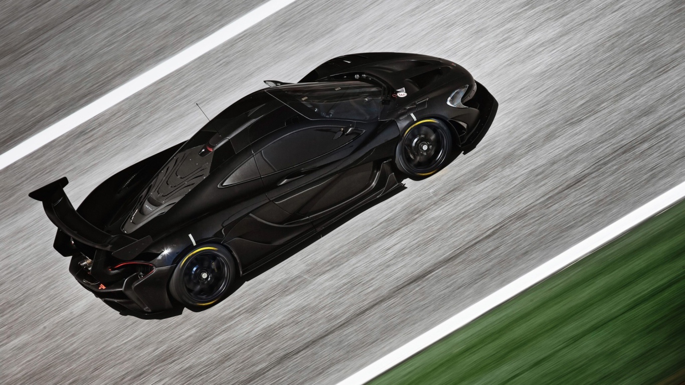 Черный McLaren P1 на сером шоссе