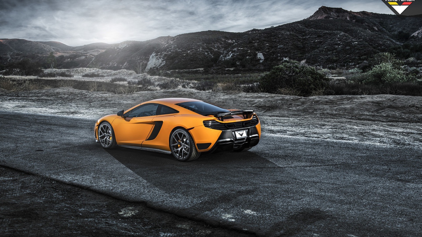 Оранжевый McLaren MP4-12C за городом