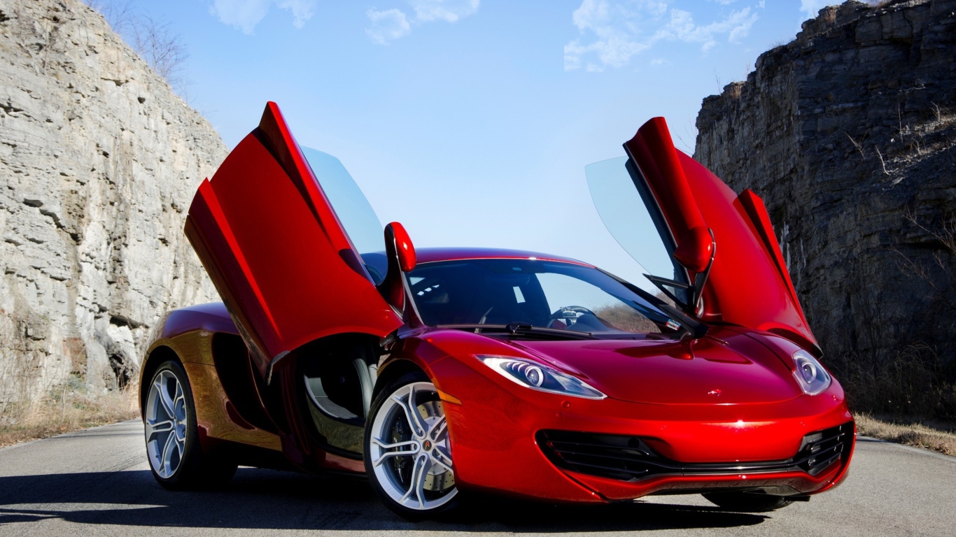Красный McLaren MP4-12C с открытыми дверями