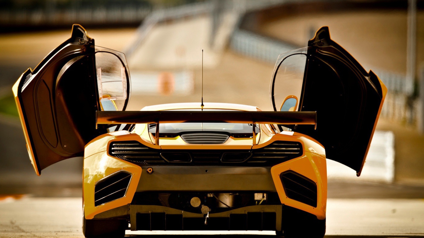 Желтый McLaren MP4-12C с открытыми дверями