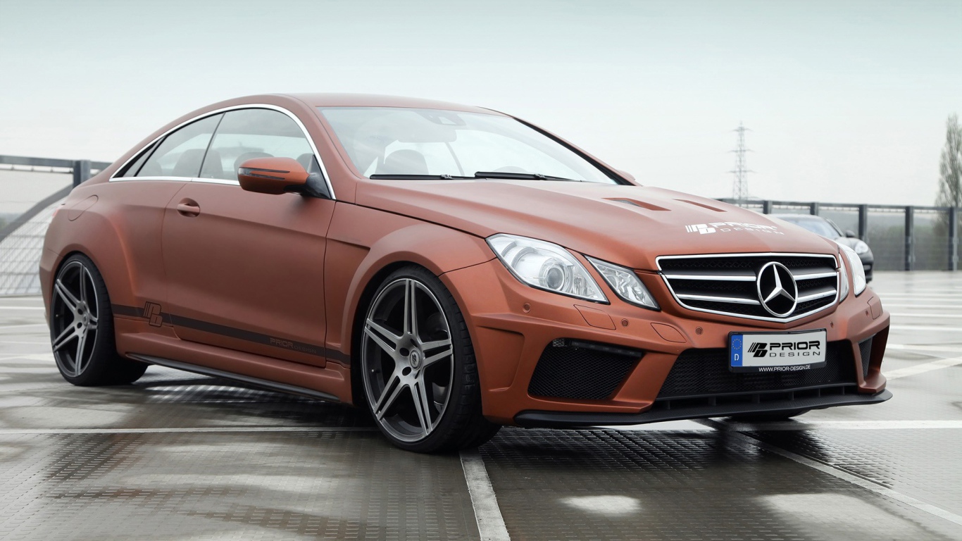 Красивый автомобиль Mercedes-Benz E-Class Coupe PD850 Black Edition