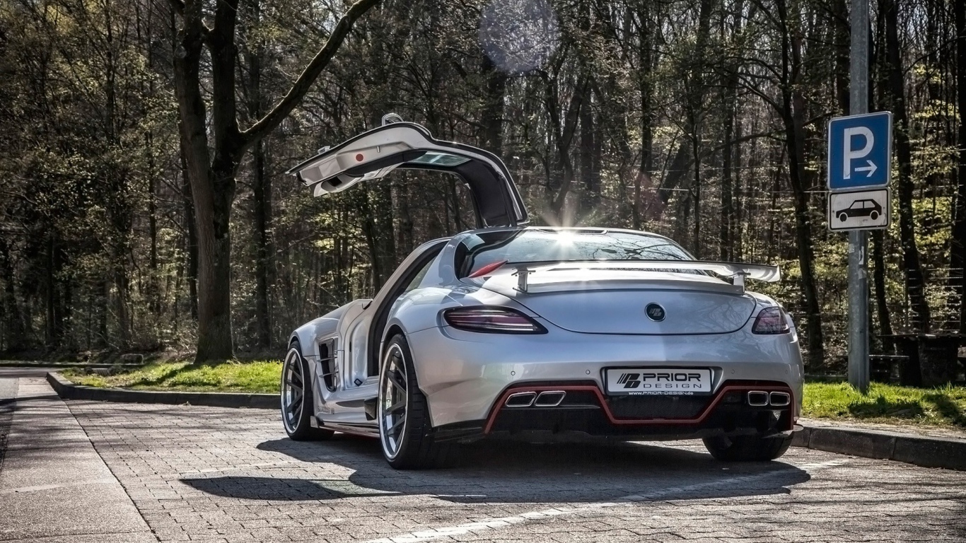 Автомобиль Mercedes-Benz SLS AMG в парке