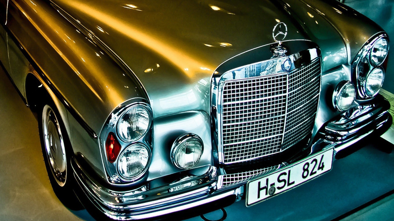 Серебристый Mercedes-Benz 300 SEL 6.3