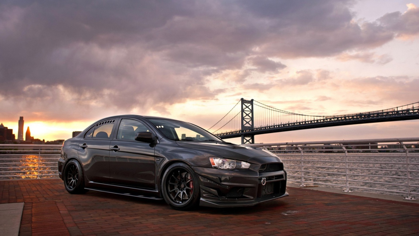 Красивый Mitsubishi Lancer Evo X на фоне моста