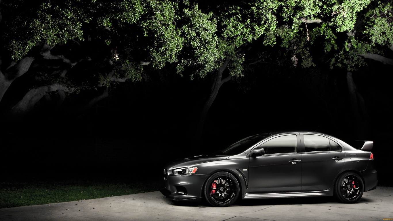 Черный Mitsubishi Lancer Evo X в ночи