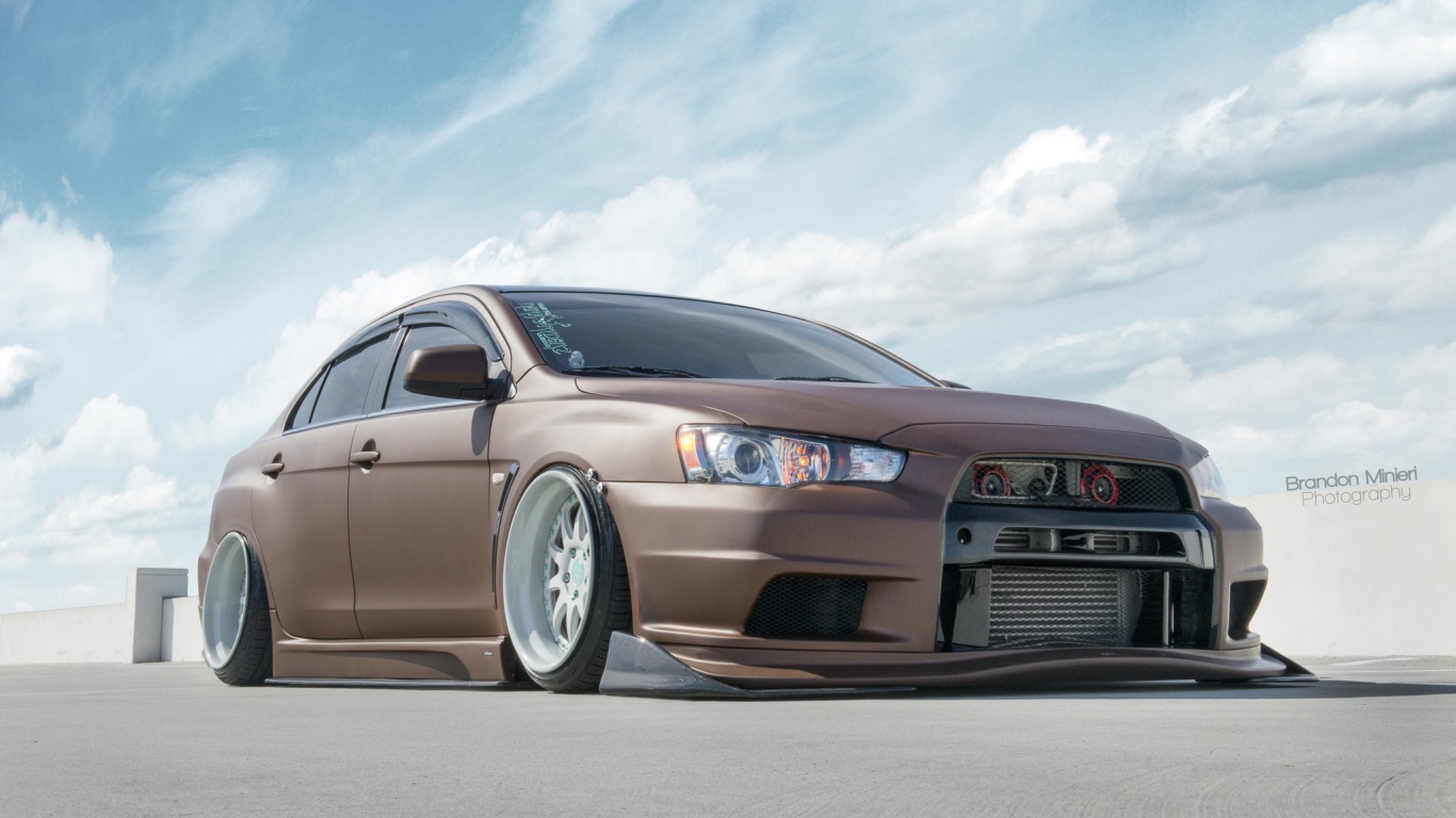 Автомобиль Mitsubishi Lancer Evo X шоколадного цвета