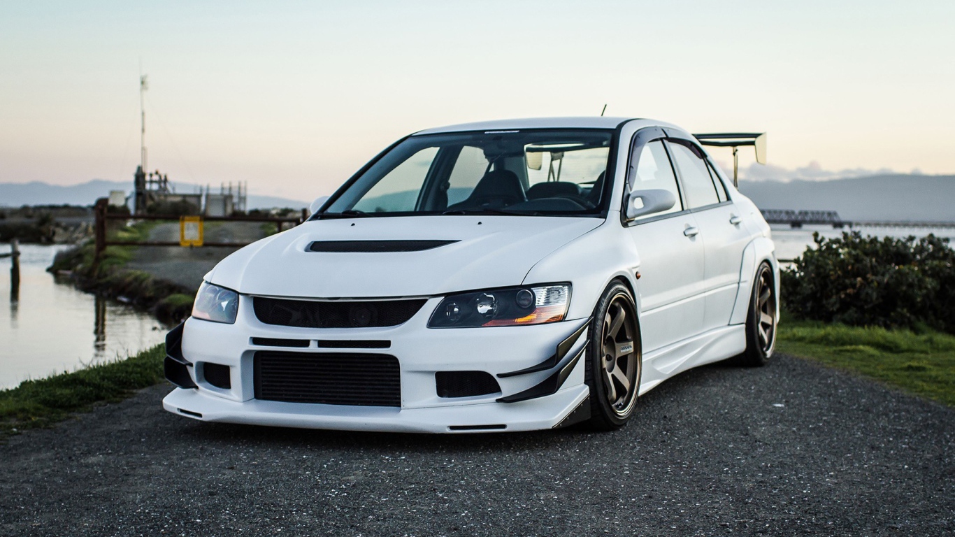 Белый спортивный Mitsubishi Lancer Evolution IX