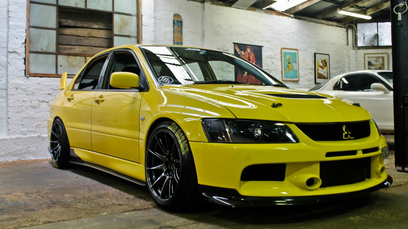 Желтый Mitsubishi Lancer Evolution