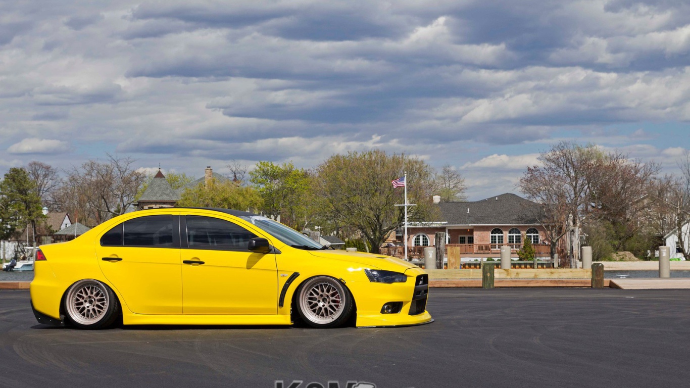 Желтый автомобиль Mitsubishi Lancer Evo X