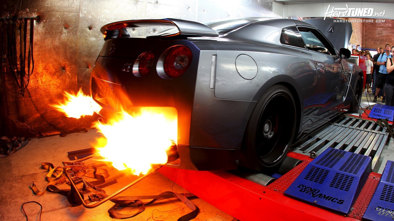Огненный выхлоп автомобиля Nissan GT-R