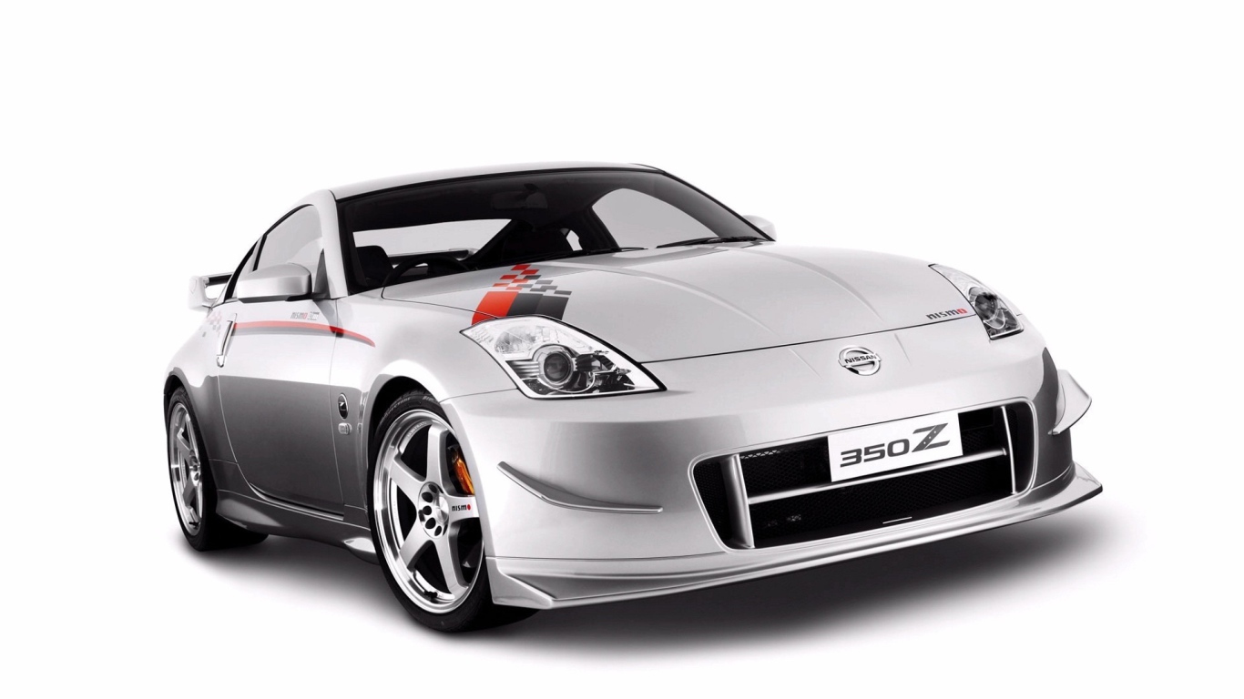 Серый Nissan 350Z на белом фоне