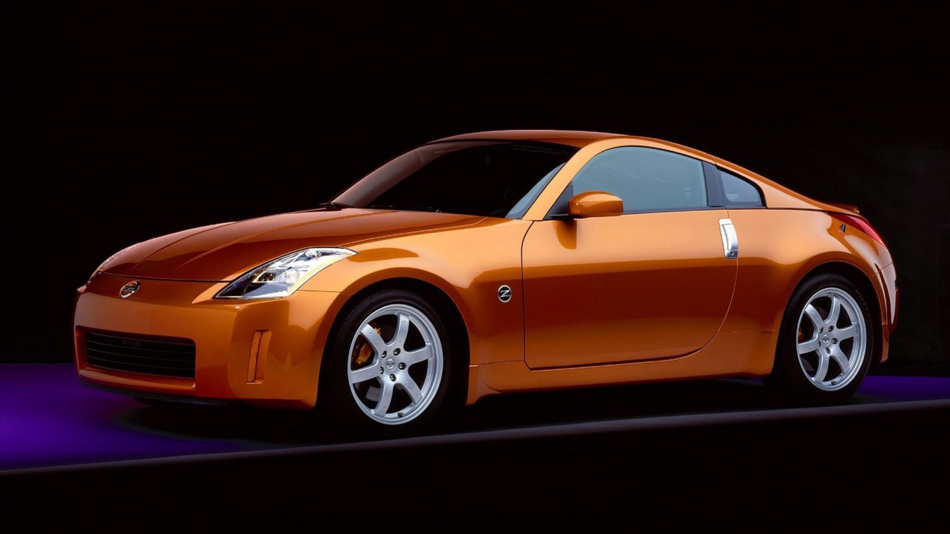 Оранжевый Nissan 350Z на черном фоне