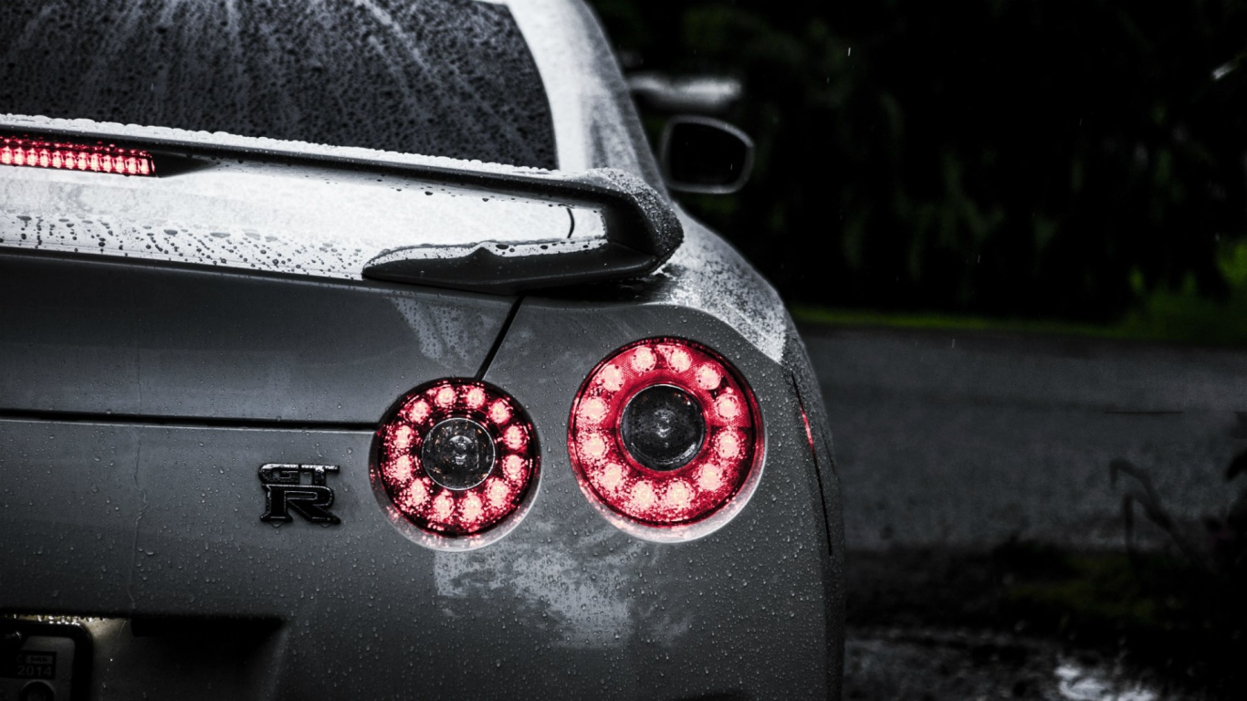 Задние огни автомобиля Nissan GT-R