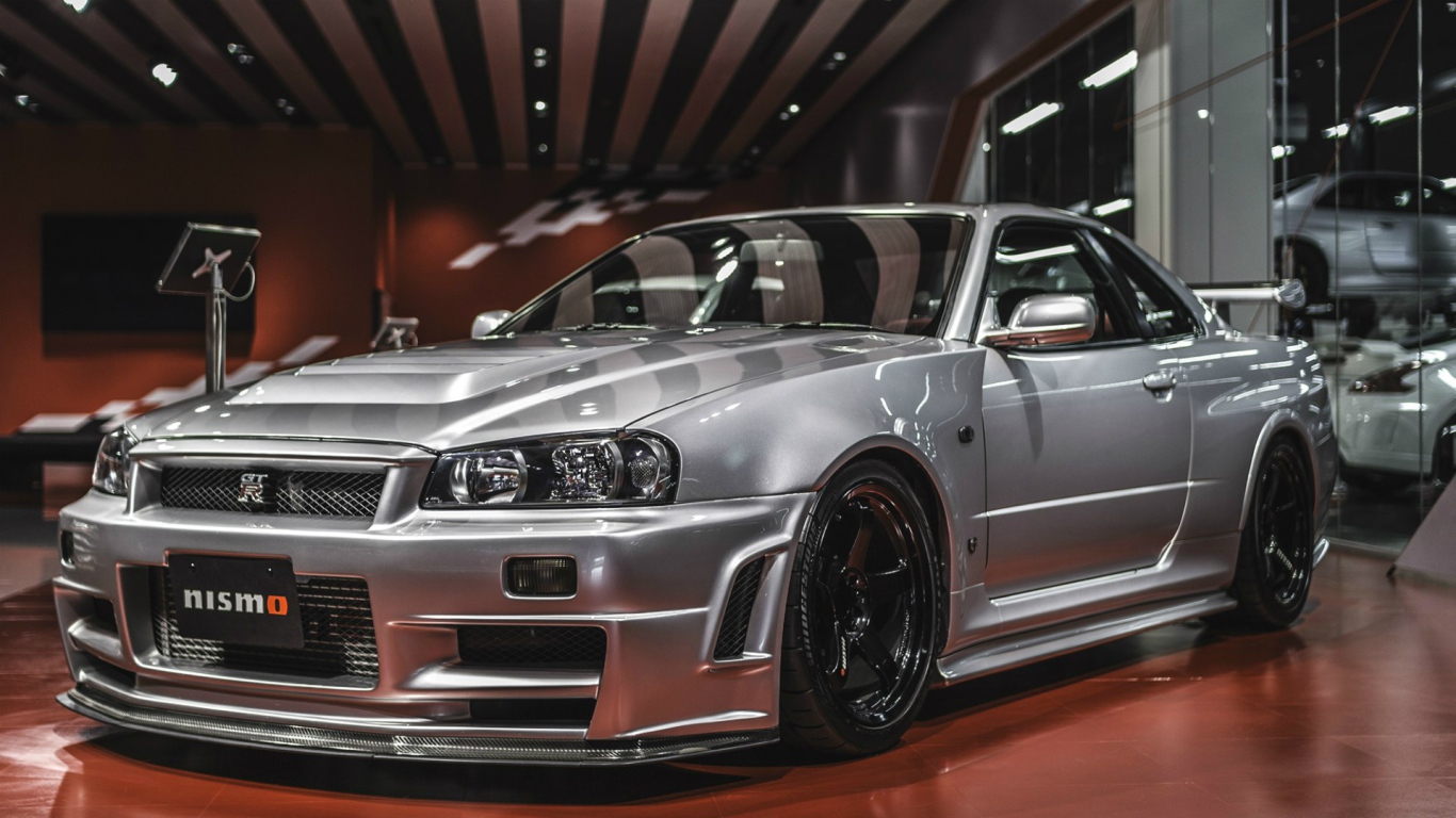 Серебристый автомобиль Nissan Skyline GT-R Nismo