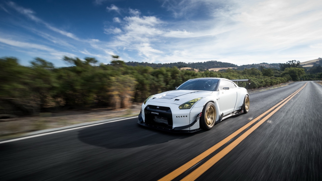 Белый Nissan GT-R летит по трассе