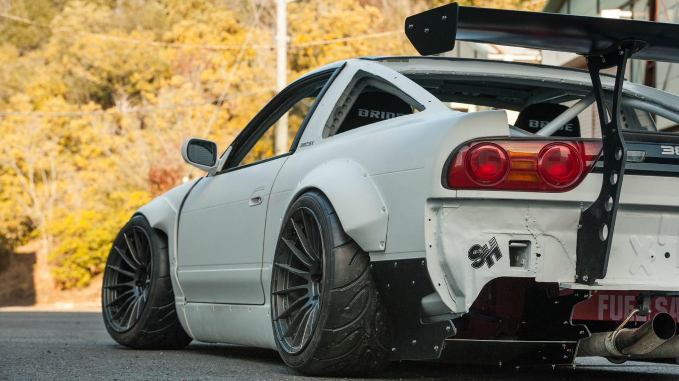 Белый спортивный Nissan 380SX