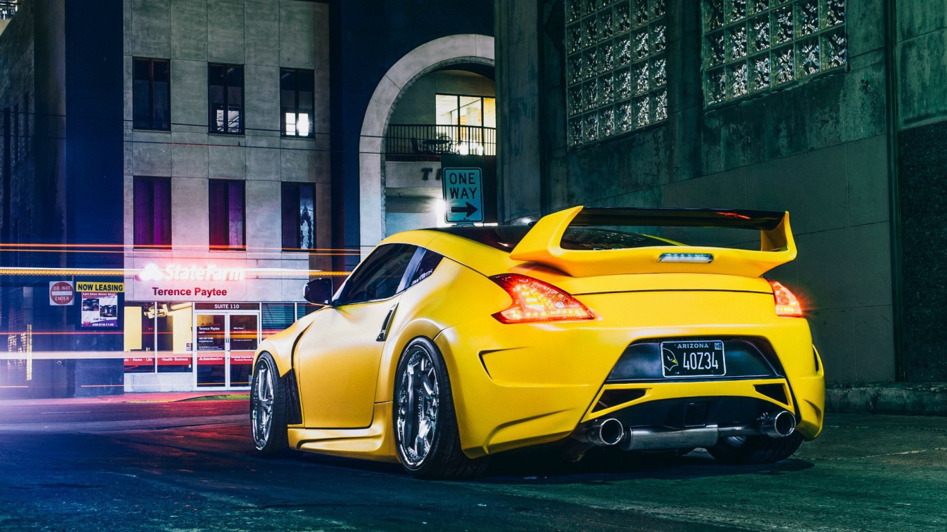 Желтый Nissan 370Z