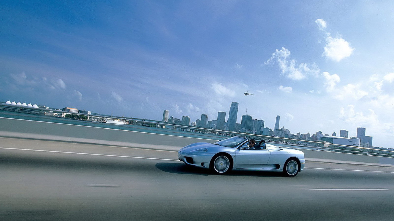 Белый кабриолет мчится по дороге