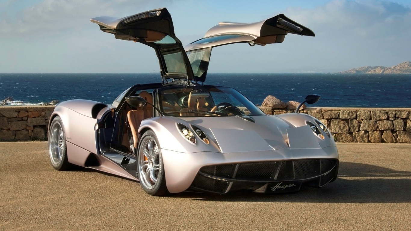 Авто Pagani на берегу моря