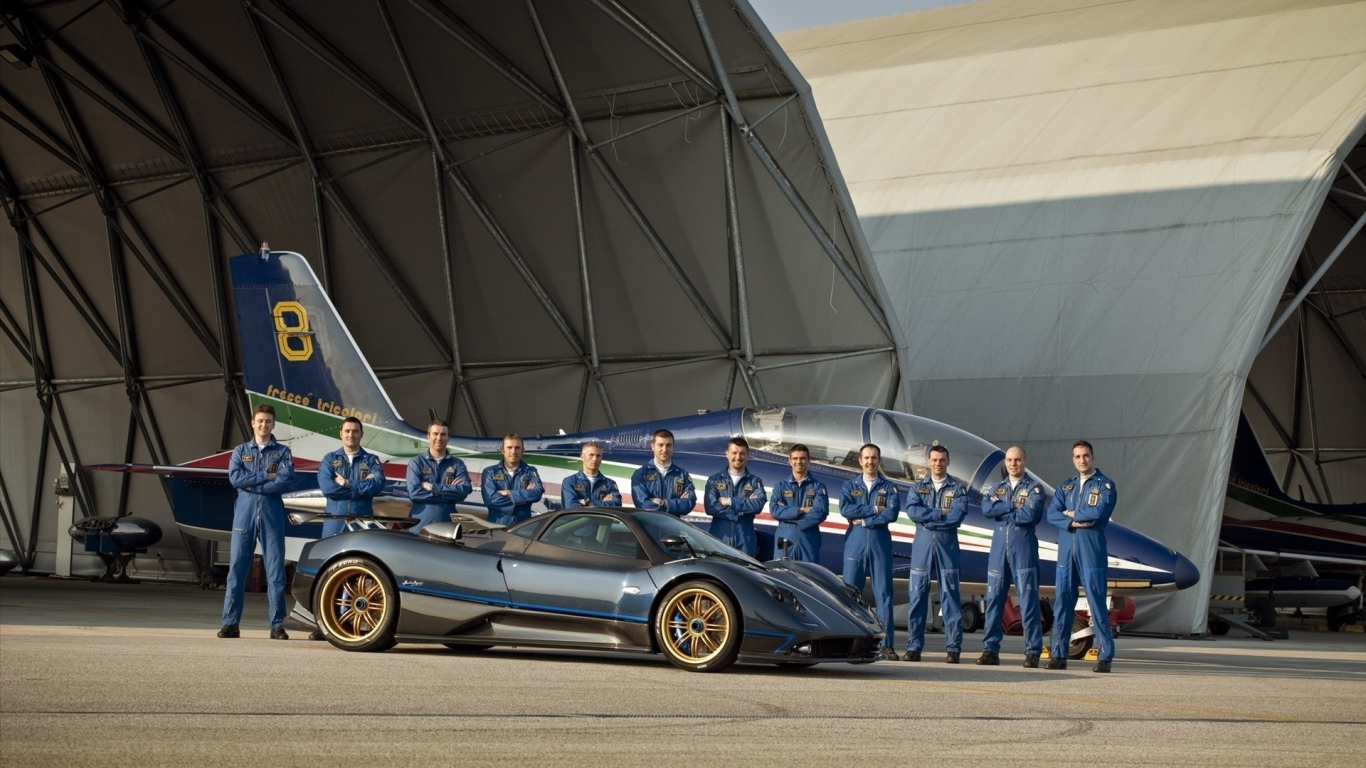 Команда пилотов с самолетом и автомобилем Pagani Zonda Tricolore