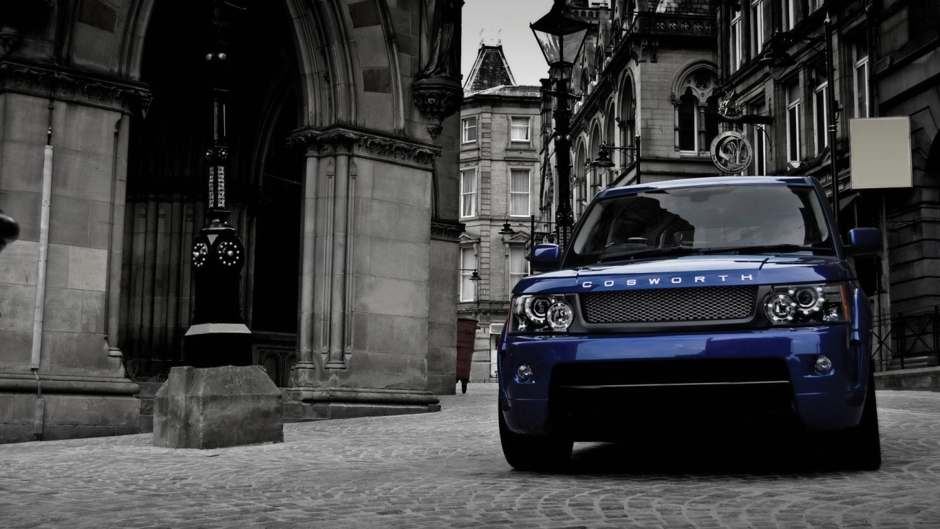Мощный синий Range Rover