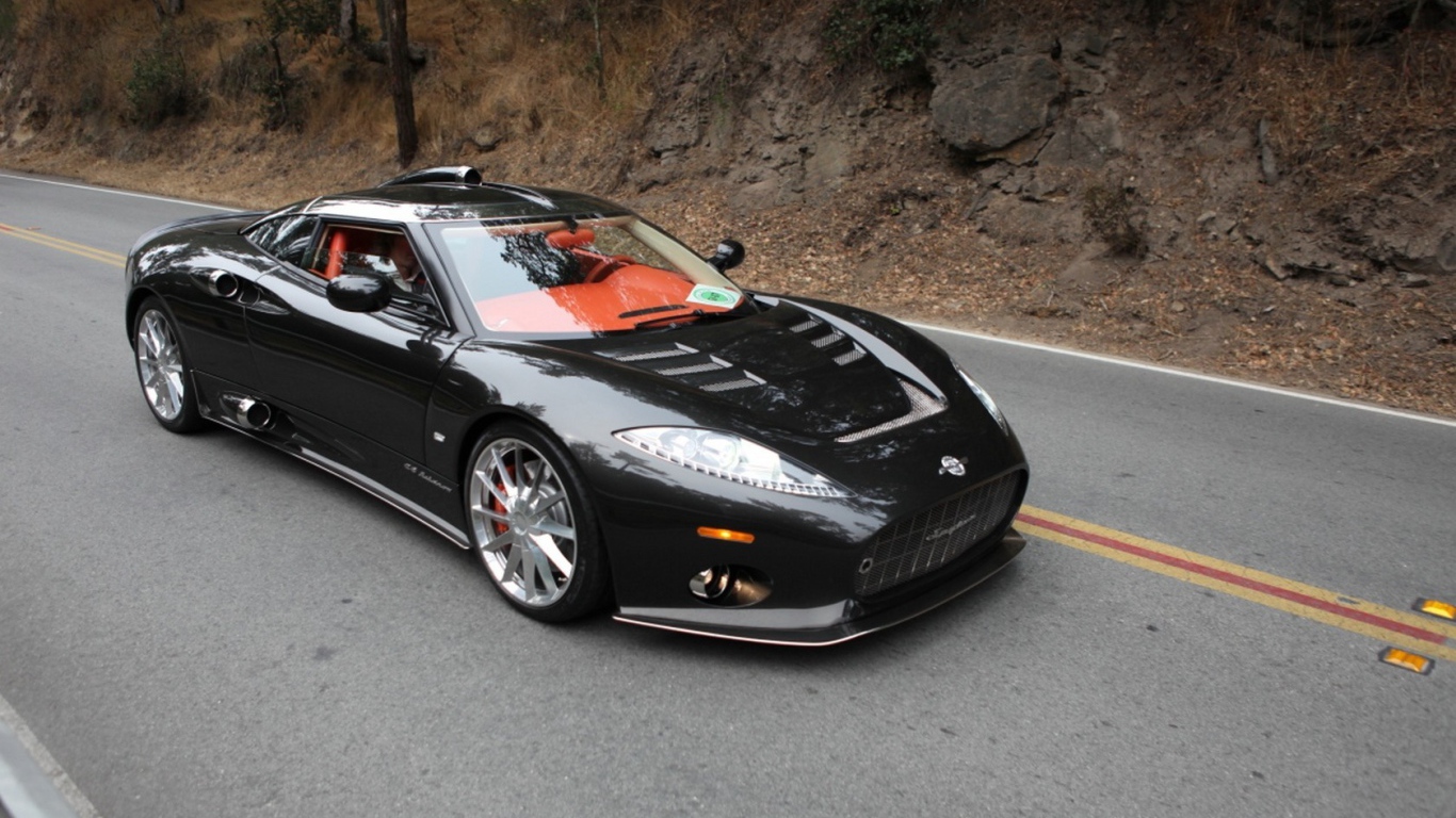 Черный Феррари Spyker на шоссе