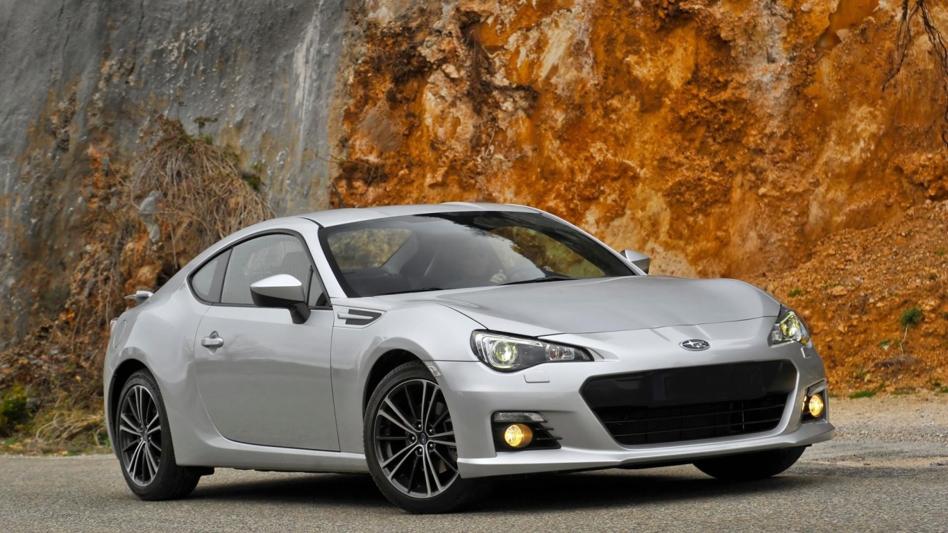 Серая Subaru BRZ у скалы