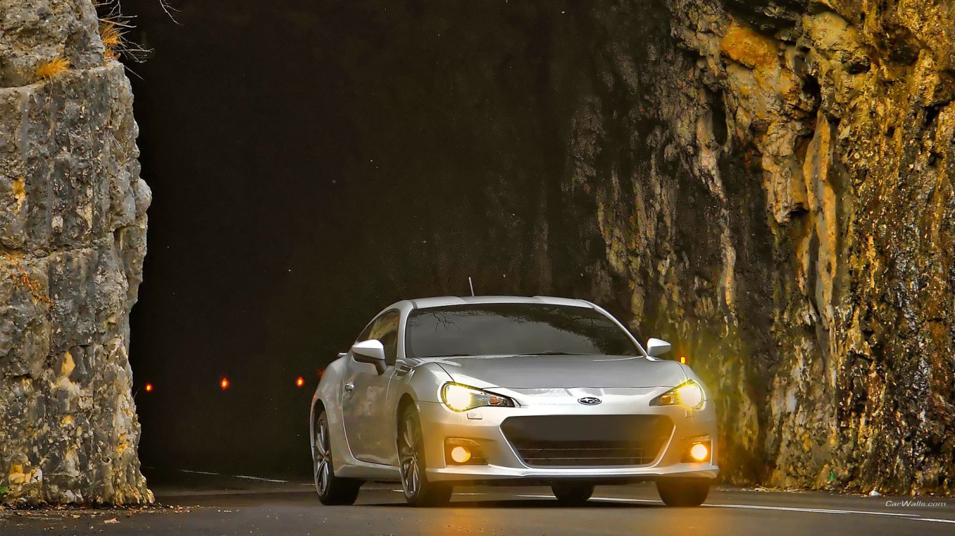 Серебристый Subaru BRZ выезжает из тоннеля